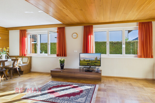 Wohnqualität und Raumvielfalt – gepflegtes Zweifamilienhaus mit Gartenidylle