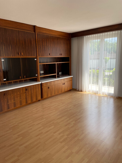 geräumige, helle   4 Zimmer Wohnung   mit separater Küche, Balkon, großes Bad