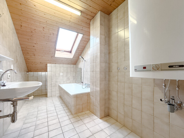 Sonnige 3,5-Zimmer-Dachgeschosswohnung mit Garage in ruhiger Lage in Hard