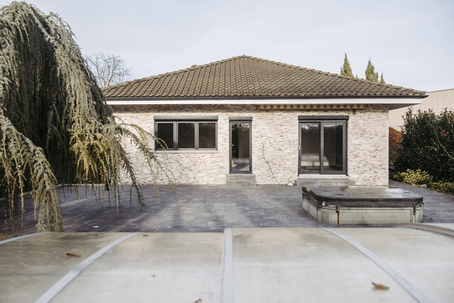 Bungalow mit Garagengebäude 