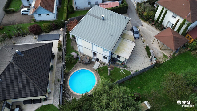 Schönes Einfamilienhaus mit Pool in ruhiger Lage