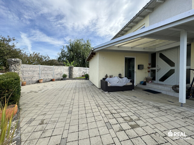 Schönes Einfamilienhaus mit Pool in ruhiger Lage