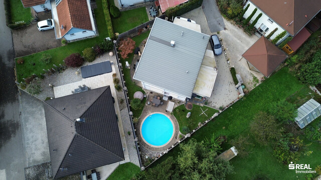 Schönes Einfamilienhaus mit Pool in ruhiger Lage