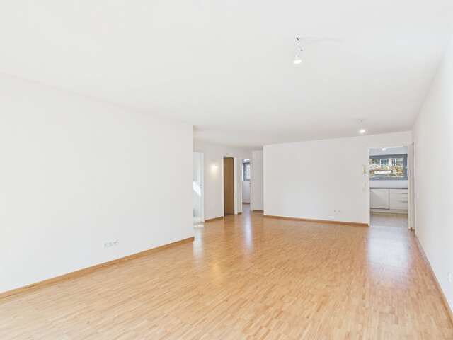 Sanierte 4-Zimmer-Eckwohnung mit südseitiger Terrasse & verglaster Veranda – Ruhelage mit bester Infrastruktur