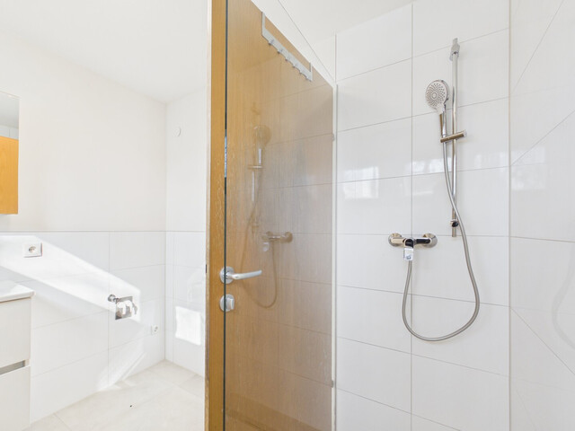 Sanierte 4-Zimmer-Eckwohnung mit südseitiger Terrasse & verglaster Veranda – Ruhelage mit bester Infrastruktur