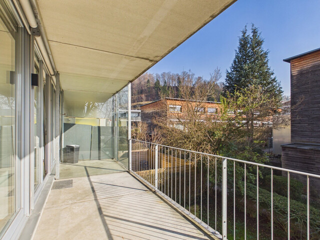 Sanierte 4-Zimmer-Eckwohnung mit südseitiger Terrasse & verglaster Veranda – Ruhelage mit bester Infrastruktur