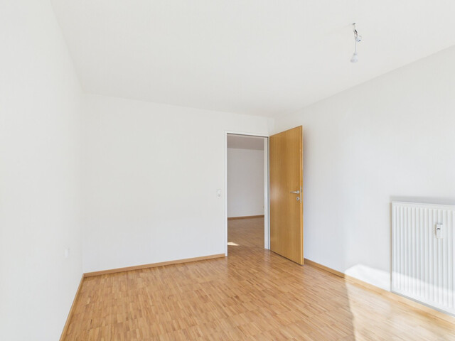 Sanierte 4-Zimmer-Eckwohnung mit südseitiger Terrasse & verglaster Veranda – Ruhelage mit bester Infrastruktur