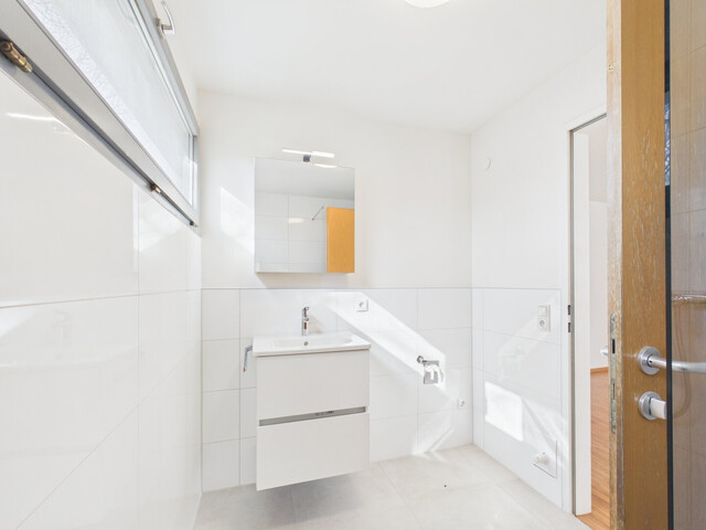 Sanierte 4-Zimmer-Eckwohnung mit südseitiger Terrasse & verglaster Veranda – Ruhelage mit bester Infrastruktur