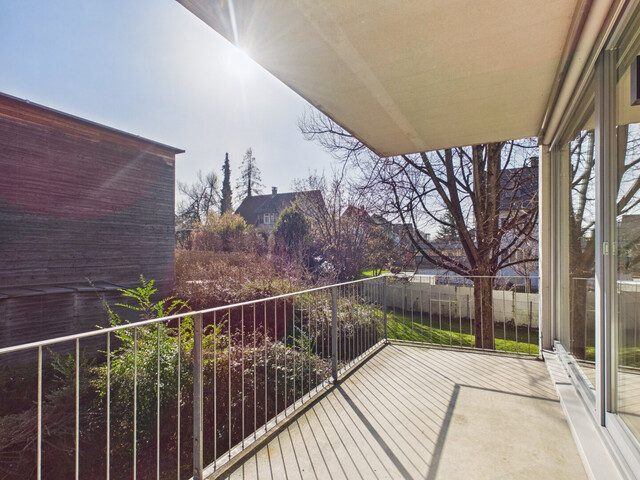 Sanierte 4-Zimmer-Eckwohnung mit südseitiger Terrasse & verglaster Veranda – Ruhelage mit bester Infrastruktur