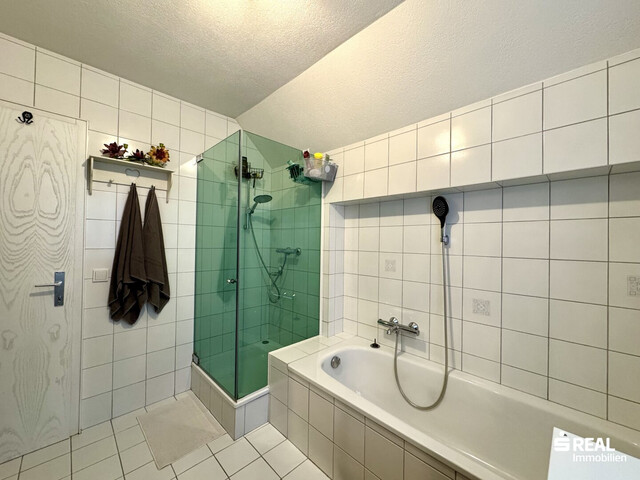 Großzügige 2-Zimmerwohnung mit Balkon & Carportparkplatz