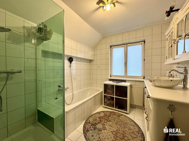 Großzügige 2-Zimmerwohnung mit Balkon & Carportparkplatz