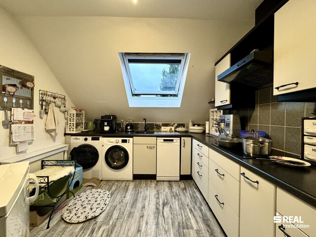 Großzügige 2-Zimmerwohnung mit Balkon & Carportparkplatz