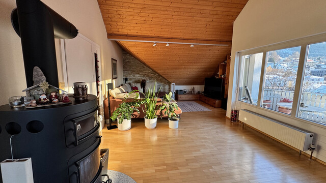 Große  helle 4 Zimmer Dachgeschosswohnung mit Aussicht, 2  Balkonen, Carport und viel Stauraum 