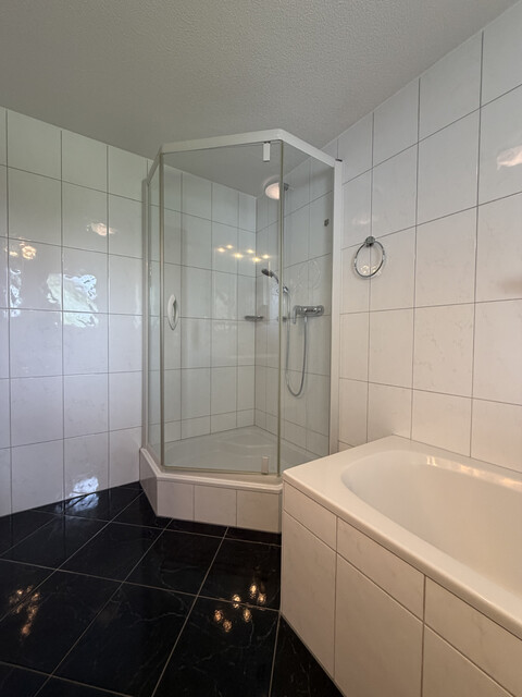 Schöne und sonnige  3-Zimmer-Wohnung mit 2 Tiefgaragenplätzen