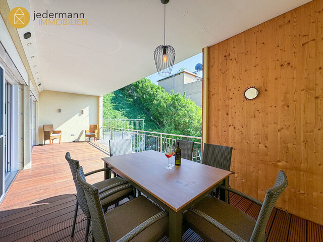 RÖTHIS: Stilvolle, sehr geräumige 3-Zimmer-Wohnung mit TG-Platz!