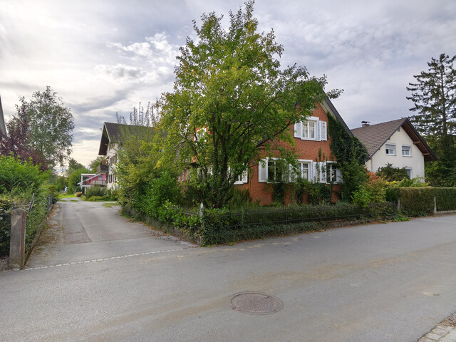 Altes renovierungsbedürftiges Haus, Grundstück 400 m²