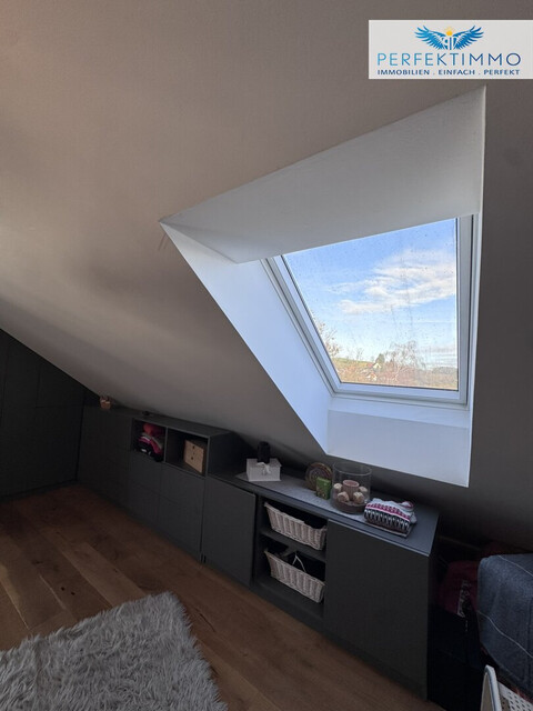 Lichtdurchflutete Dachgeschoss-Maisonette mit Traum-Blick auf den Weiher in Weißensberg!