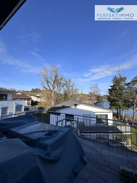 Lichtdurchflutete Dachgeschoss-Maisonette mit Traum-Blick auf den Weiher in Weißensberg!