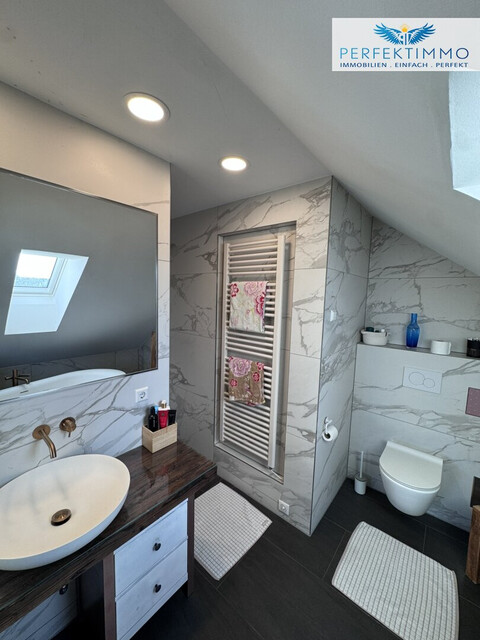 Lichtdurchflutete Dachgeschoss-Maisonette mit Traum-Blick auf den Weiher in Weißensberg!