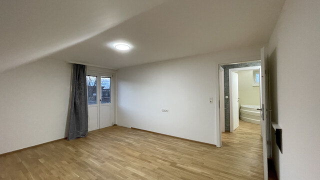 Sanierte 2-Zimmer Wohnung mit Balkon und Dachboden zur Miete