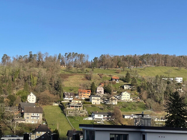 Lichtdurchflutete 2-Zimmer-Wohnung mit Balkon & Dachterrasse in zentraler Lage