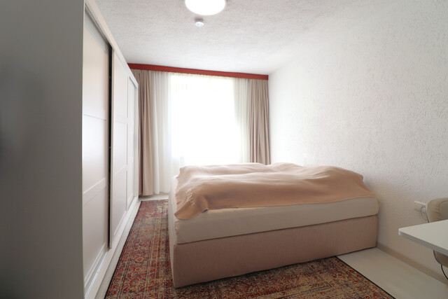 Behagliche 2,5 Zimmer Wohnung mit eigenem Gartenanteil und 2 Parkplätzen
