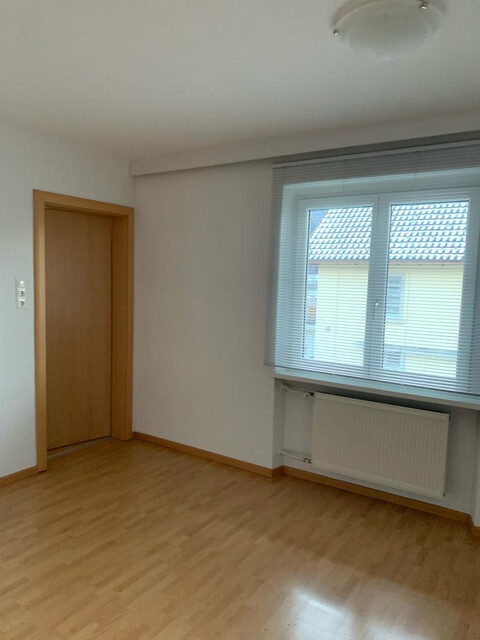 geräumige, helle   4 Zimmer Wohnung   mit separater Küche, Balkon, großes Bad