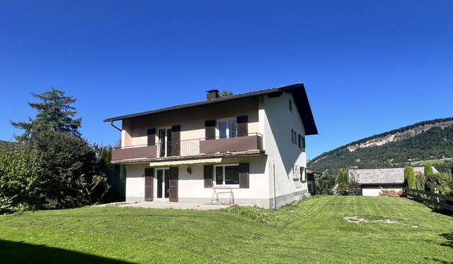 Einfamilienhaus mit großem Grundstück