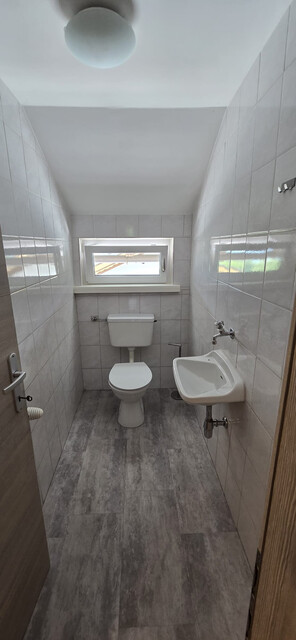 Schöne, helle, 5 Zimmer Wohnung mit 80 m², Balkon, Carport und Abstellraum.