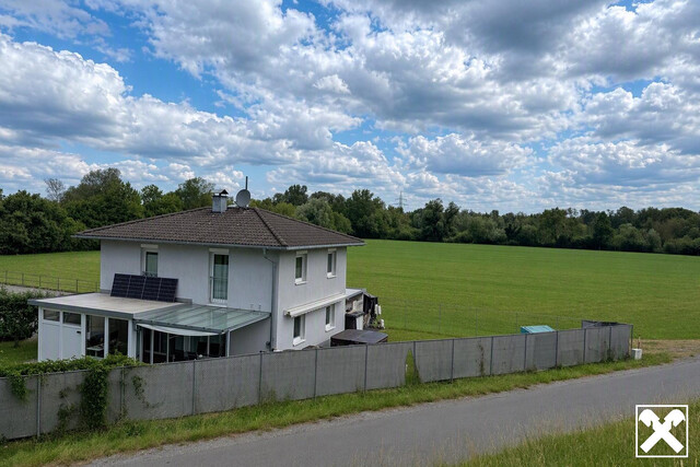Gepflegtes Einfamilienhaus mit Carport und Wintergarten