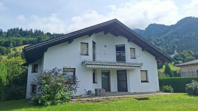 Grosszügiges Einfamilienhaus mit Einliegerwohnung in sonniger und idyllischer Lage von Ludesch zu verkaufen!