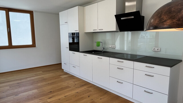 Exklusive 2-Zimmerwohnung mit Penthouse-Flair, großer Terrasse und Loggia, in Grenznähe