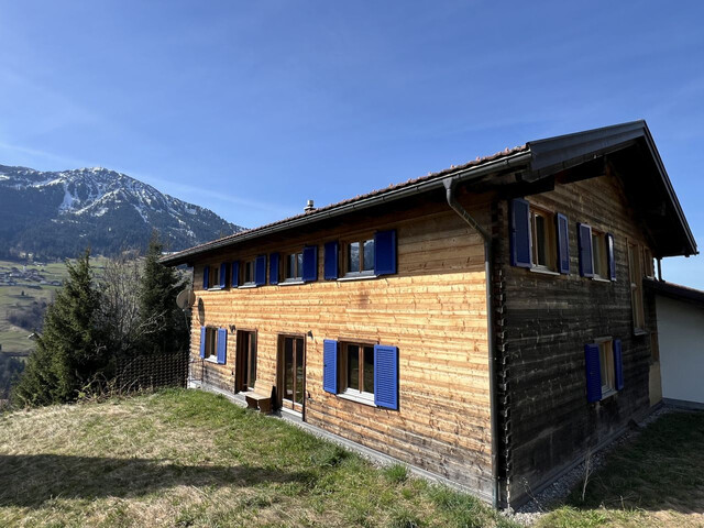 GEMÜTLICHES HOLZHAUS MIT FANTASTISCHEM AUSBLICK