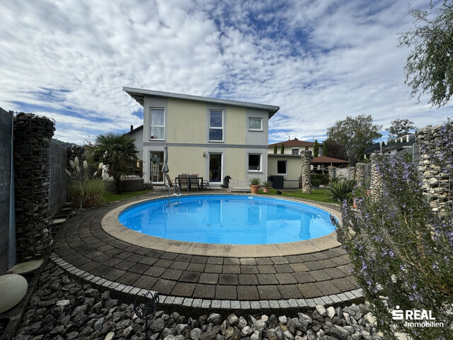 Familientraum: Schönes Einfamilienhaus mit Pool in ruhiger Lage