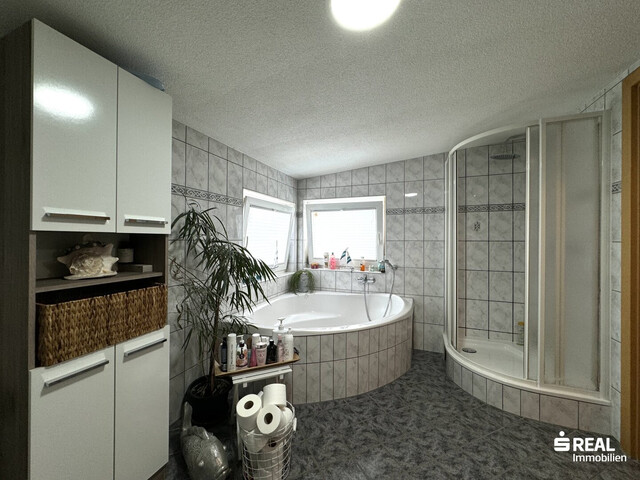 Familientraum: Schönes Einfamilienhaus mit Pool in ruhiger Lage