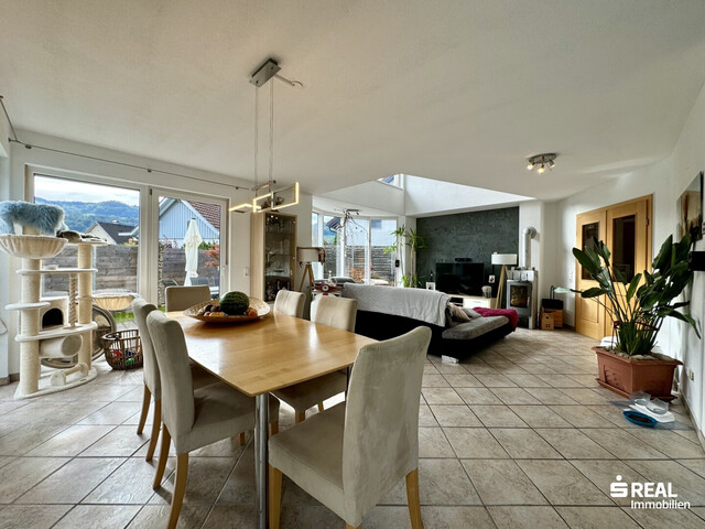 Familientraum: Schönes Einfamilienhaus mit Pool in ruhiger Lage