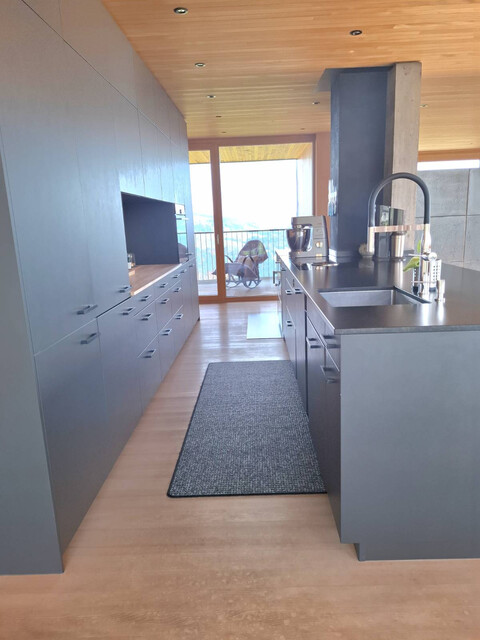 Freistehendes Holzhaus mit Aussicht über den Bregenzerwald