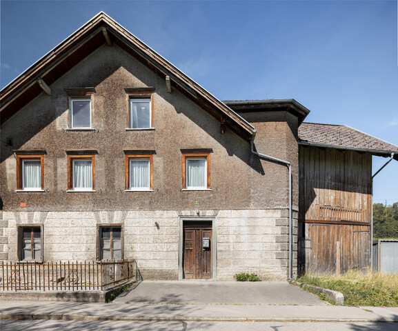 Renovierungsbedürftiges Haus mit Werkstatt