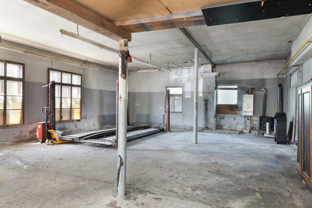 Renovierungsbedürftiges Haus mit Werkstatt