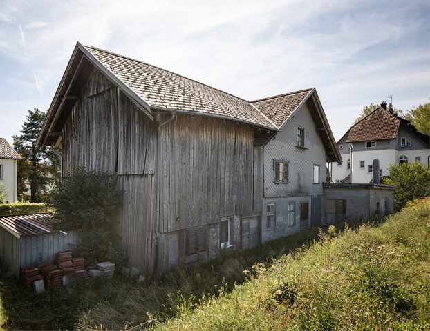 Renovierungsbedürftiges Haus mit Werkstatt
