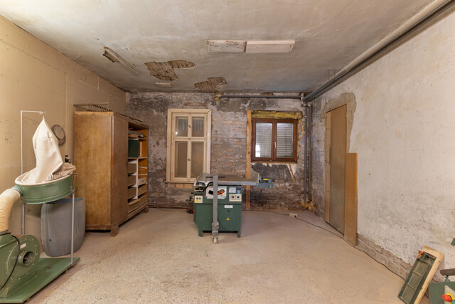 Renovierungsbedürftiges Haus mit Werkstatt