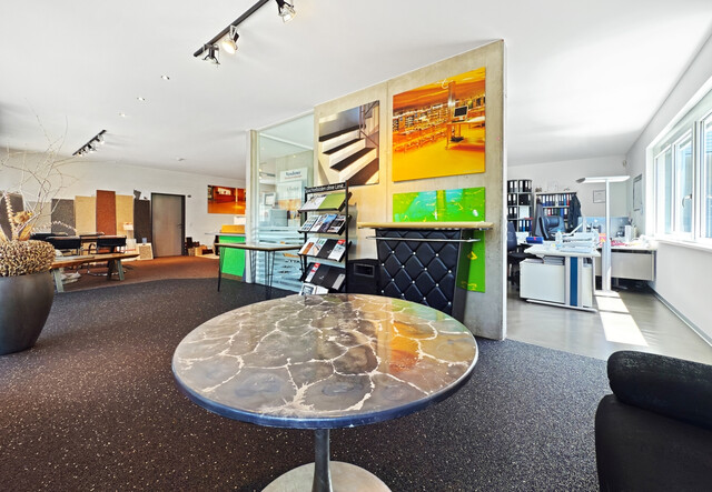 Betriebsgebäude mit Halle, Büro und eleganter Penthousewohnung