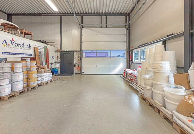 Betriebsgebäude mit Halle, Büro und eleganter Penthousewohnung