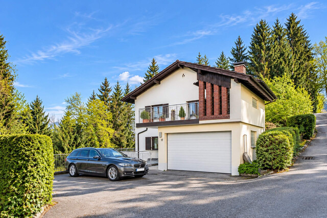 Wohnen mit Weitblick in Feldkirch: Zweifamilienhaus in begehrter Hanglage