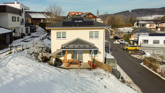 Tolles Einfamilienhaus in Hanglage mit Keller und Garage