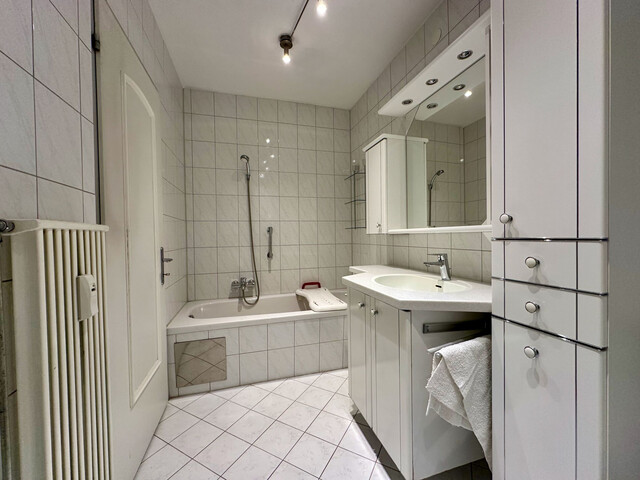 "ohne Provision" möblierte, helle 2,5 Zimmer Wohnung mit Wintergarten u. Balkon in ruhiger Lage