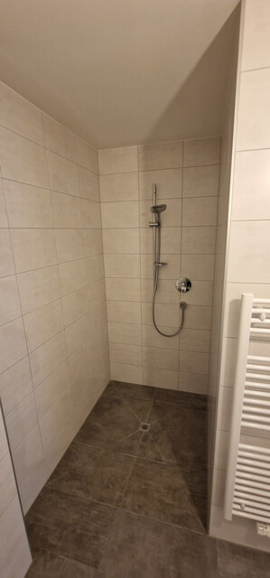 Neubau Gartenwohnung mit 20 m² Terrasse, 70 m² Garten,  6 m² Kellerabteil, 1 Tiefgaragenstellplatz à 20.000,00 e (Kauf)