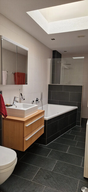 Provisionsfreie helle Dachgeschosswohnung mit Garage und Terrasse in Seenähe