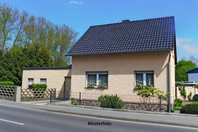 Große Hofstelle mit Wohnhaus, Wirtschaftsgebäuden & Acker- und Waldflächen