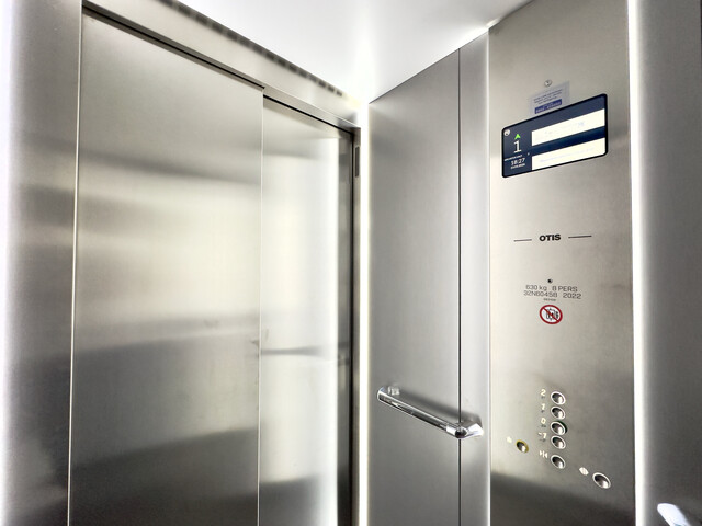 3 Zimmer Gartenwohnung Süd-West orientiert . SEEnahes FREIstehendes DREIgeschoßiges Wohngebäude  Angrenzend an Weingärten. In Sackgasse. T2